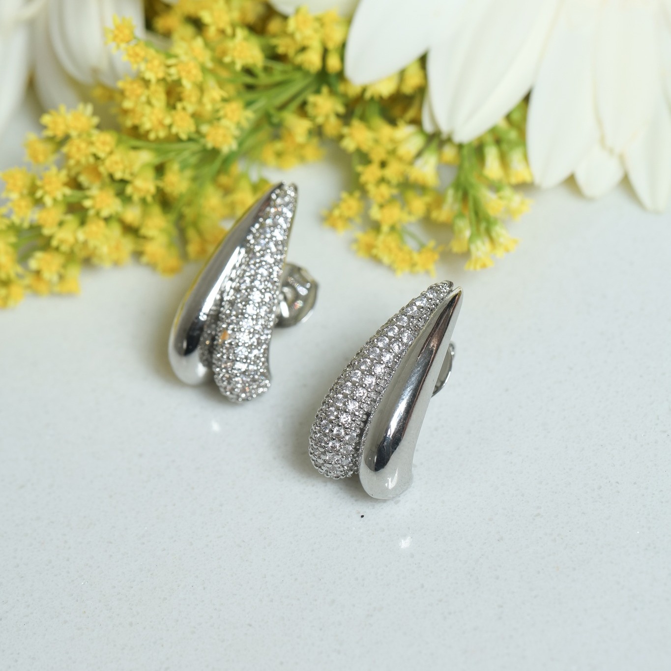 Brinco gota dupla cravação 💧✨ O poder das semijoias está em como elas capturam a luz, assim como você, iluminando qualquer ocasião. 😍 Compre on-line, acesse o link da bio 📲 #delicado #inspiração #acessoriosfemininos #semijoiasfinas #sofisticação #acessoriosdeluxo #semijoiasluacessorios #amosemijoias #semijoiasdelicadas #pulseirasfemininas #delicadeza #suavidade #estilounico #mixdecolares #estilosa #acessoriosdemoda #semijoiasonline #semijoiasluxo #semijóias #coleção #novacoleção #amojoias #compreonlline #inpiracao #joiasdeluxo #presente #mixdecolar #acessórios #beleza ##paravocês