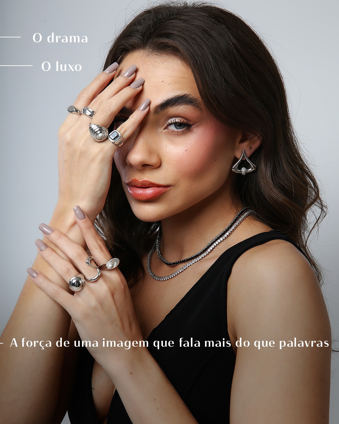 A coleção Eclat se inspira em ícones como Lady Gaga no filme House of Gucci, traduzindo essa energia em peças que são puro impacto.
Porque se for para usar uma semijoia, que seja para ser notada.
Fale conosco pelo link da BIO #EclatByLua #GlamourOusado #EstiloGucci #SemijoiasDePersonalidade