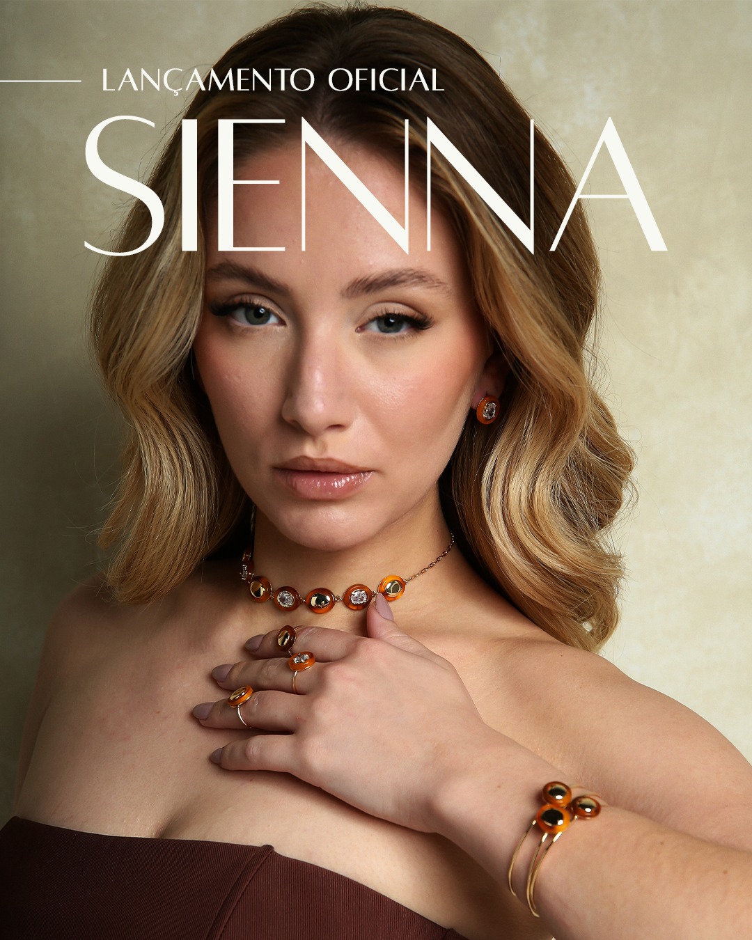 Inspirada no pigmento natural usado desde a Renascença, a coleção Sienna celebra o poder dos tons terrosos, caramelo e marrons quentes, uma homenagem ao minimalismo elegante e ao luxo sutil.
Braceletes, colares e brincos que trazem o aconchego do inverno em cada detalhe.
Explore o calor das cores, a beleza dos materiais e o charme das formas orgânicas.
Sua nova estação começa agora.
🔗 Acesse o link da bio e solicite para nossas consultoras mais informações.