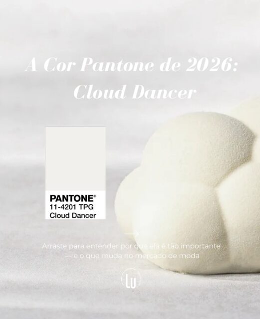 A Pantone revelou a cor de 2026: Cloud Dancer, um branco puro e sereno que traduz perfeitamente o clima do momento 
— leveza, minimalismo e busca por bem-estar.
⠀
Um tom que já domina as cartelas internacionais e promete ser protagonista no verão: refrescante, iluminado e fácil de combinar. E para o universo das semijoias, é simplesmente perfeito — um fundo neutro que valoriza do dourado ao ródio e abre espaço para peças que realmente se destacam.
⠀
A escolha reflete exatamente como estamos vivendo: menos excesso, mais calma, mais essência.
⠀
👉 Salve esse post para usar nas compras e tendências do ano!  #Pantone2026 #CloudDancer #CorDoAno2026 #Tendências2026 #TendênciaDeModa #Moda2026 #FashionTrend #MinimalismoChique #EstiloMinimalista #WellnessStyle #Semijoias #SemijoiasNoAtacado #AcessóriosFemininos #LuAcessórios #Verão2026 #TrendAlert #MoodDoAno #FashionInspo #BrancoÉClássico #LookRefrescante