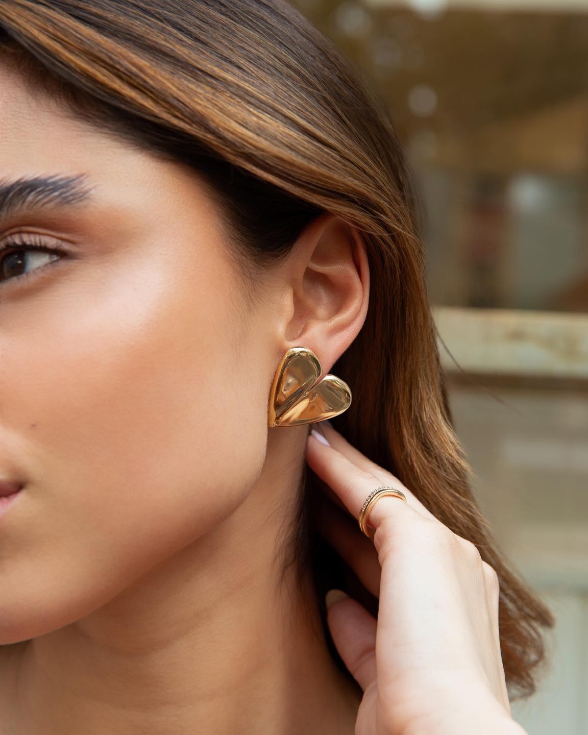 Brinco coração liso que encanta.
 Venha conhecer a coleção |Veraneio| que ilumina o seu verão.  #LuAcessorios #Semijoias #DesignExclusivo #BrincoDourado #Verão2026 #DetalhesQueFazemADiferença