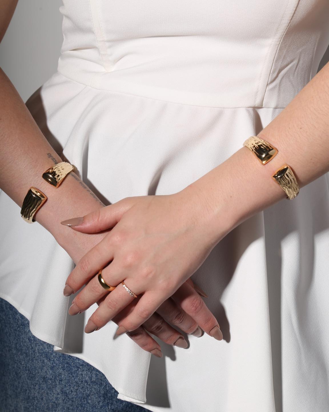 Braceletes maxi com jeans trazendo personalidade ao look, sem esforço.
Um detalhe que transforma.  #SemijoiasPremium #Braceletes #BraceleteDourado #DesignSofisticado #DetalhesQueTransformam #EstiloComPersonalidade #LuAcessórios