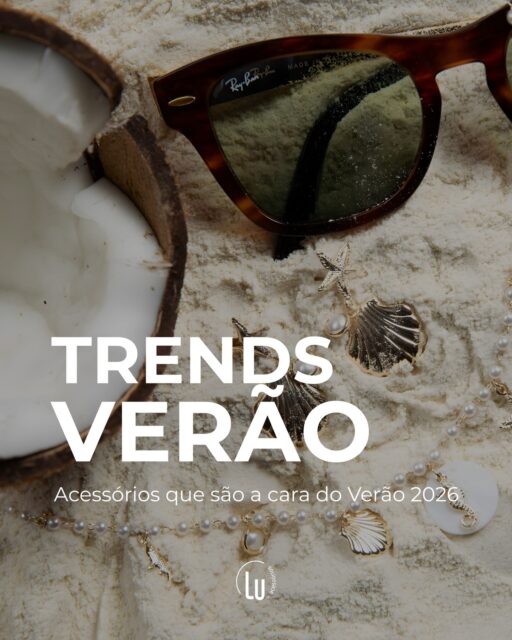 TREND ALERT: o que vai dominar o verão ☀️🌊  Essas são as apostas certas da temporada — e já estão presentes nas nossas coleções Boemia, Euforia e Náutica:  Fundo do mar
Estrelas-do-mar, texturas orgânicas e shapes que remetem às ondas e conchas. A estética solar e sofisticada que traduz o verão.  Flores repaginadas
Design moderno, volumoso e nada óbvio. A flor aparece com força, personalidade e presença.  Pérolas reinventadas
Formatos irregulares, aplicações contemporâneas e composições que fogem do clássico tradicional.  Quanto mais cor, melhor
Mix vibrante, combinações ousadas e energia máxima nos acessórios.  Boemia, Euforia e Náutica traduzem o verão em peças que unem tendência, identidade e impacto.  #TendênciasVerão #Moda #acessorios #fashion #Semijoias