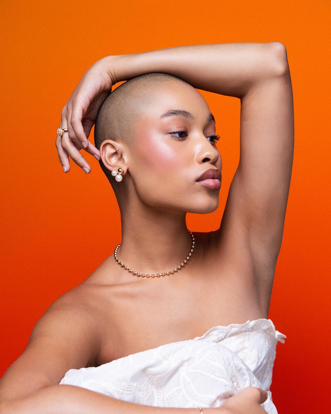 Há momentos que pedem presença.
 Outros, entrega.
Aqui, os dois convivem.
 Com leveza,
 com ritmo,
 com luz.
Euforia nasce desse encontro.  #Euforia #LuAcessórios #EstiloQueVibra #VerãoContemporâneo #NovaColeção