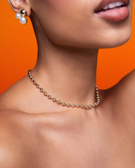 Nada é estático.
 Tudo pulsa.
O brilho acompanha o corpo,
 o gesto,
 o instante.
Euforia transforma intensidade
 em peças.  #ColeçãoEuforia #LuAcessórios #DesignComSentido #Verão2026 #JoiasAutorais