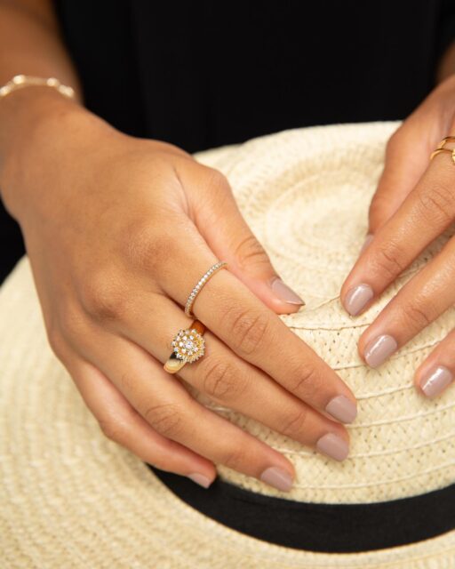 O detalhe que faz a diferença na sua revenda.
Anéis com design orgânico e cravação impecável em zircônias: a aposta certa da Coleção Bohemia para quem não abre mão da elegância no dia a dia. Joias contemporâneas com acabamento de alta qualidade para fidelizar suas clientes mais exigentes. #atacadodesemijoias #revendaemcasa #lojistasdemoda #semijoiaspararevenda #negociodemoda