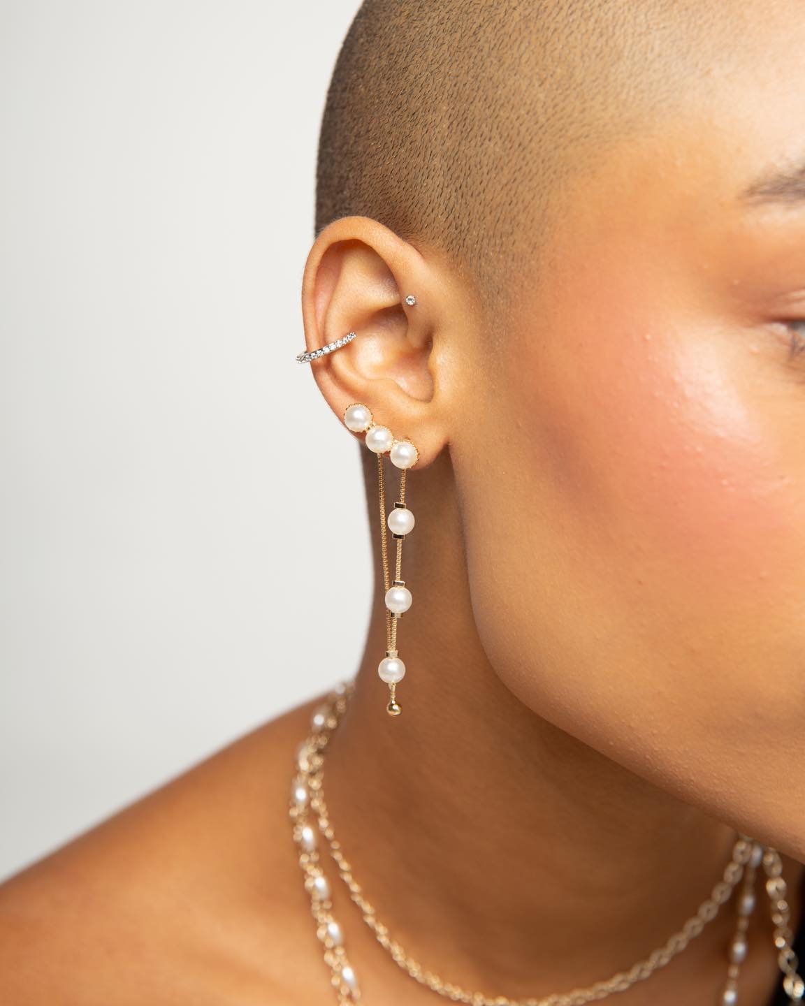 Pérolas que dançam com o seu movimento.
A Coleção Bohemia traz essa proposta de cascata que a gente ama. O clássico das pérolas é revisitado em formas modernas para criar composições únicas. #atacadosemijoias #empreendedorismofeminino #tendencia2026 #lookdodia #revendaacessorios