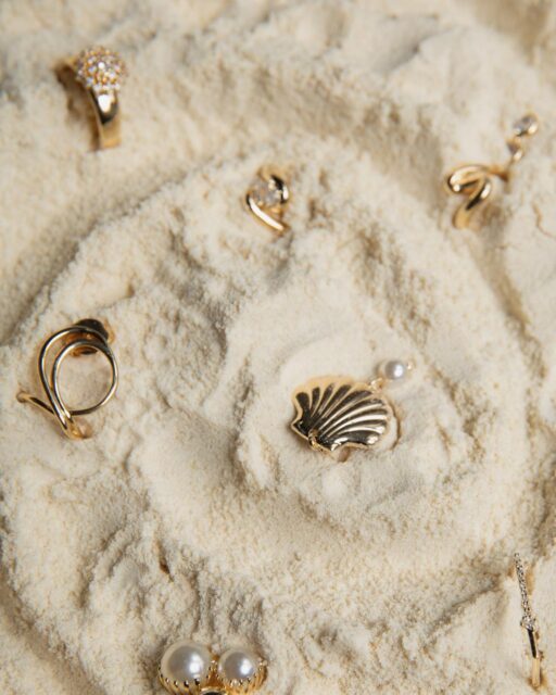 O mix perfeito existe! 🐚 Pérolas, formas fluidas e muito dourado para elevar seu look diário. A Coleção Bohemia traz versatilidade e design moderno em cada detalhe.  #semijoiasnoatacado #revendadesemijoias #modafeminina #acessoriosonline #semijoiasdeluxo