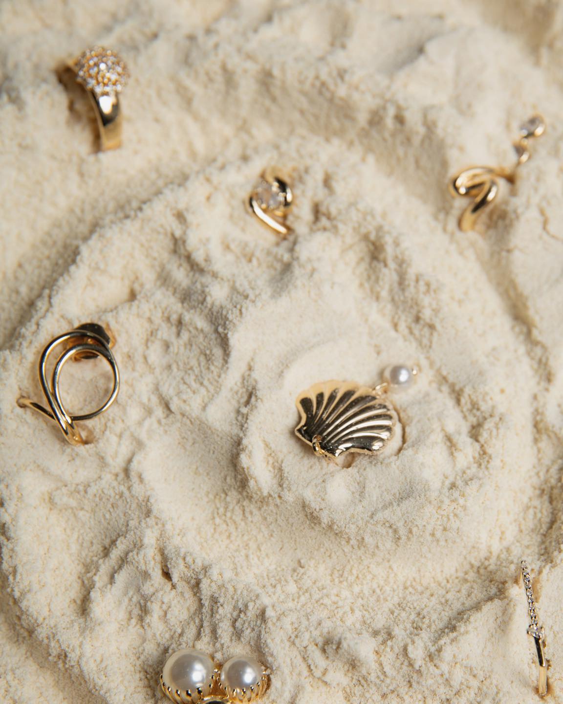 O mix perfeito existe! 🐚 Pérolas, formas fluidas e muito dourado para elevar seu look diário. A Coleção Bohemia traz versatilidade e design moderno em cada detalhe.  #semijoiasnoatacado #revendadesemijoias #modafeminina #acessoriosonline #semijoiasdeluxo