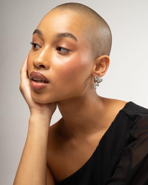 O espírito boêmio em sua interpretação mais urbana e sofisticada.
As formas orgânicas conferem uma modernidade nos brincos, resultando em uma joia que transita do escritório ao jantar com extrema elegância. Uma peça-chave para oferecer ao cliente que busca versatilidade sem abrir mão de um design marcante. #semijoiasfinas #designorganico #curadoriadejoias #atacadodeluxo #brincosmodernos