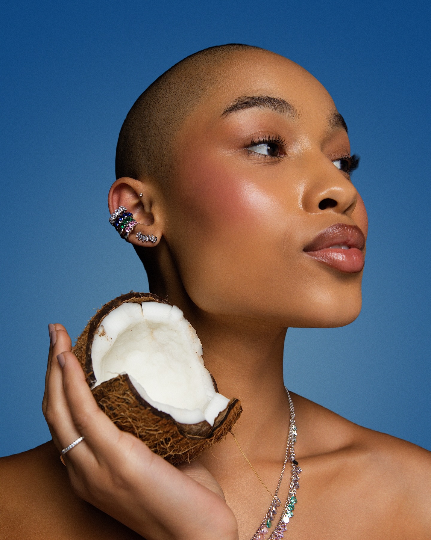 O brilho que nasce do mar.
Náutica, uma coleção inspirada na leveza da brisa, no frescor do verão e na sofisticação dos detalhes que lembram o oceano.
Texturas orgânicas, cores que refletem a luz do sol e peças que traduzem elegância com personalidade.  #ColecaoNautica #LuAcessorios #SemijoiasAtacado #SemijoiasFinase #VerãoComEstilo