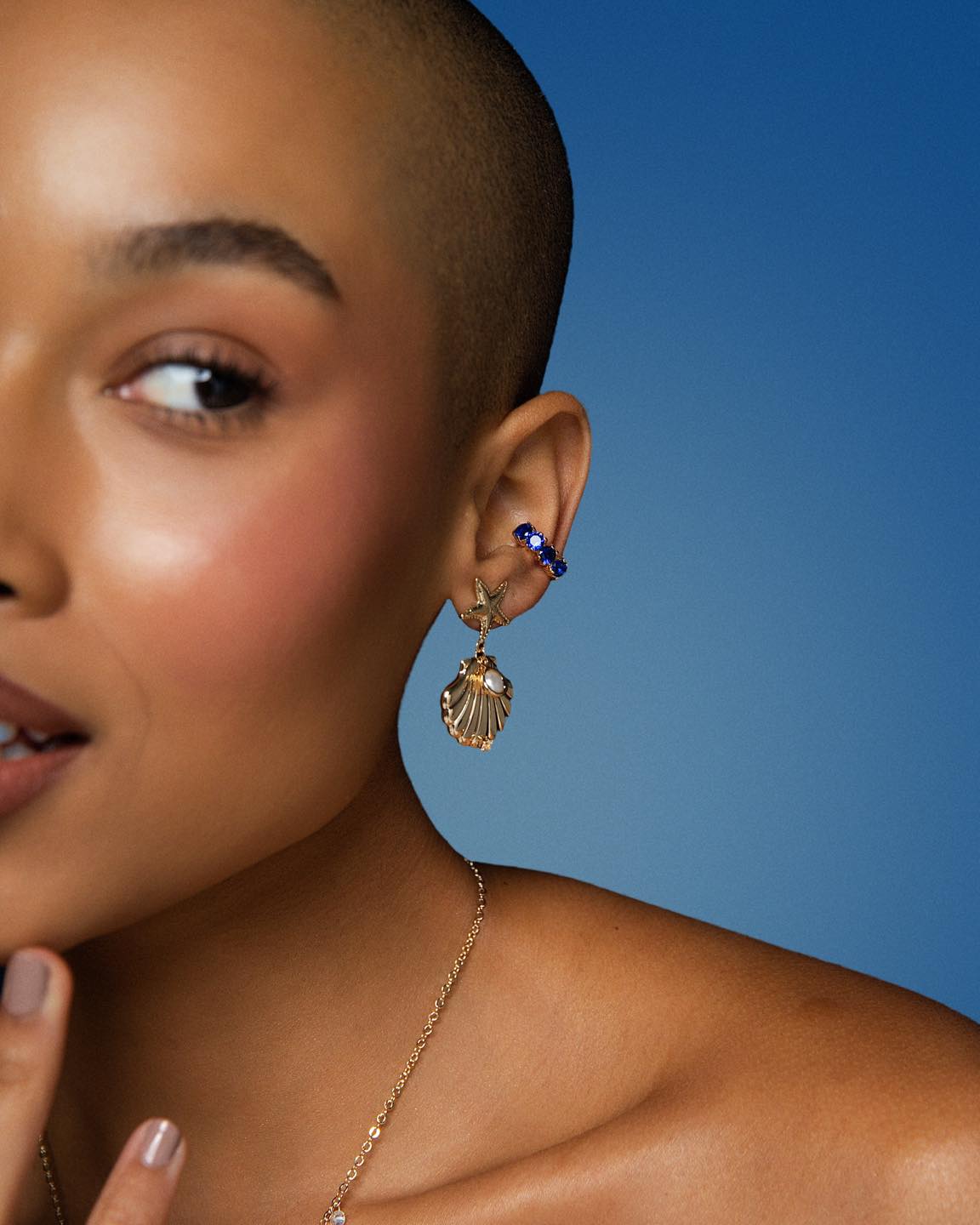 Conchas douradas e piercing pontos de cor que iluminam o mix com sofisticação e frescor. #ColecaoNautica #SemijoiasAtacado #BrilhoDoMar #AcessoriosSofisticados #TrendVerão