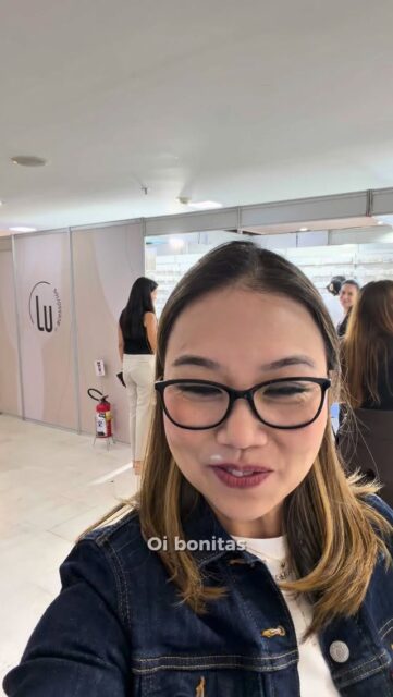 Primeira FIBA do ano!  Esse vídeo é só um pouquinho do que tá rolando aqui na FIBA no Rio de Janeiro… que energia incrível!  É uma alegria encontrar os clientes do Rio de Janeiro, que sempre nos recebe com tanto carinho. O evento está simplesmente incrível!  Nada disso seria possível sem a dedicação de toda a nossa equipe em São Paulo — produção, bastidores, organização — e também do time que vem nos ajudar aqui no Rio nesses dias de feira. É o empenho de cada pessoa que faz tudo acontecer. 💌  Está sendo incrível conhecer novos clientes, reencontrar parceiros e criar novas conexões. E que a nossa relação continue além da feira, através das nossas vendas online, com o mesmo cuidado e atenção de sempre.  Continuamos aqui até as 18h de hoje e já estamos contando os dias para a próxima edição! ✨  #FIBA2026 #LuaAcessórios #SemijoiasNoAtacado #FeiraDeSemijoias #RioDeJaneiro