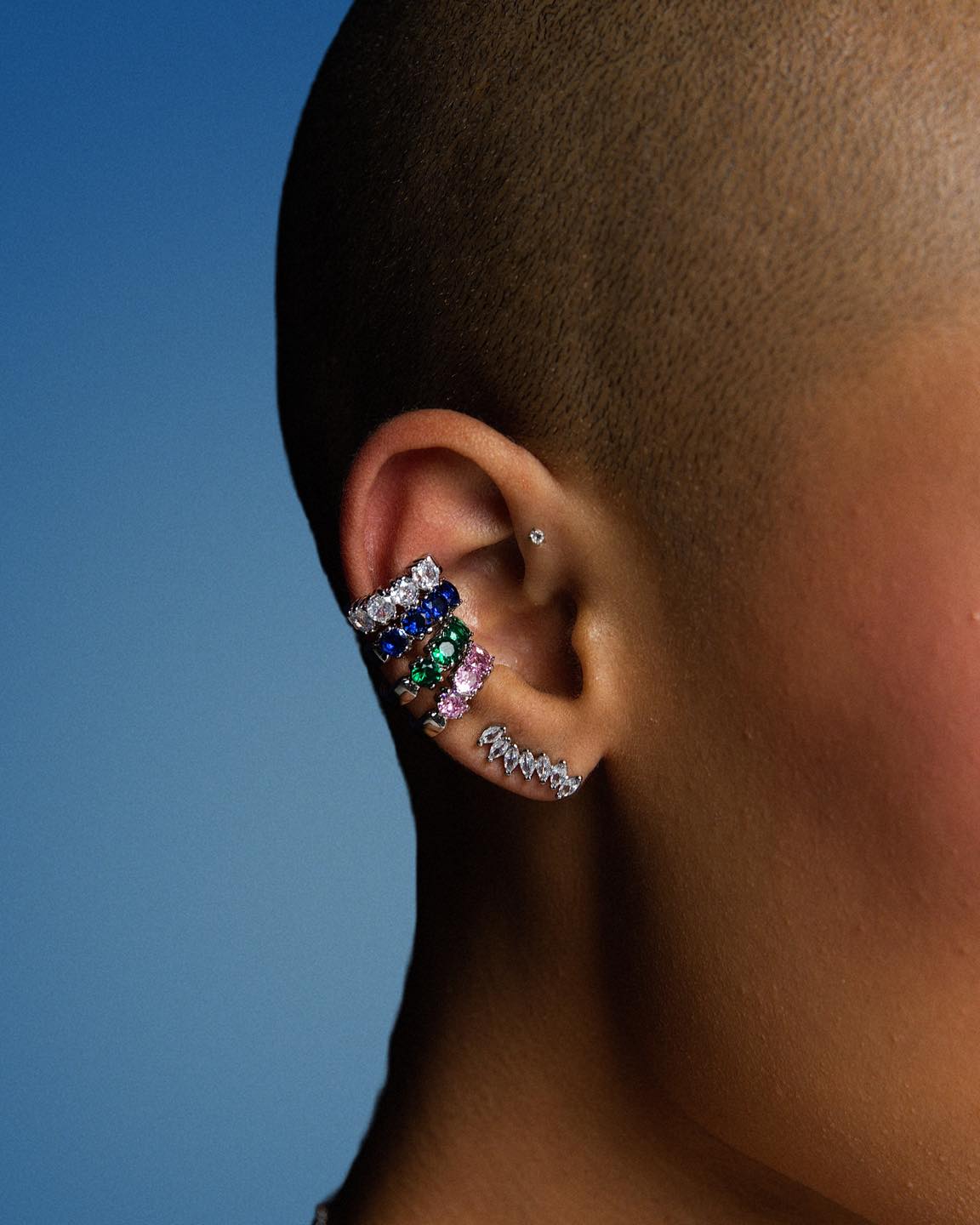 Cores é a nova tendência.
 Cores intensas, brilho sofisticado e a leveza do mar em um único styling.  #ColecaoNautica #PiercingColorido #SemijoiasAtacado #TrendAlert #BrilhoComPersonalidade