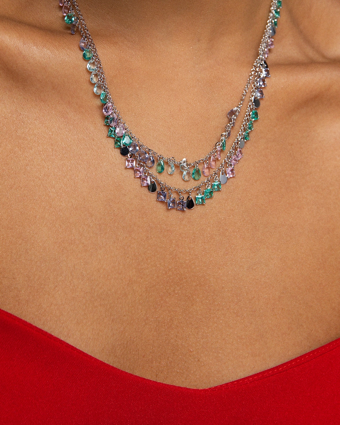 Um colar que carrega o brilho do mar. #ColecaoNautica #SemijoiasAtacado #ColarEmCamadas #BrilhoComCor #TendenciaVerão