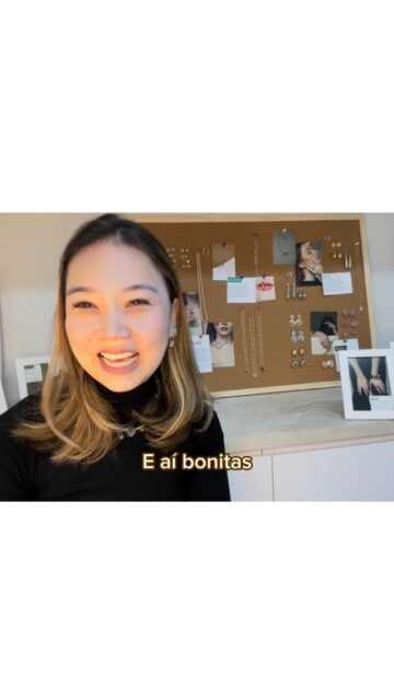 #LANÇAMENTO 
Hoje é dia de lançamentos do mês de março aqui na Lu Acessórios!  Gravamos esse vídeo mais completo para mostrar as coleções com mais detalhes, peça por peça, explicando as inspirações e o que pensamos em cada criação. Assim vocês conseguem conhecer melhor os produtos e ver de perto cada detalhe.  Essa coleção foi feita com muito carinho, pensando em trazer novidades, tendências e peças que encantem vocês e suas clientes.  Esperamos que vocês gostem desse novo formato e aproveitem para descobrir todas as peças com a gente ❤️  Todas as coleções já disponíveis no catálogo e no showroom.  #luacessorios #lancamentoluacessorios #novacolecao #semijoiasatacado atacadodesemijoias