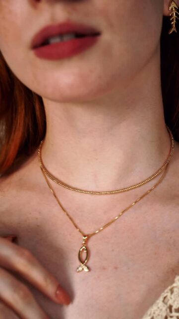 A coleção #Santorini chega como o último suspiro do verão. Inspirada na atmosfera solar de Santorini, na Grécia 🇬🇷, a coleção traduz o frescor da estação em peças marcadas por peixes e elementos marinhos. Com design leve, as peças exploram formas delicadas e tons que refletem as águas cristalinas do mar — nuances de azul e verde que lembram o brilho do oceano e o encanto das paisagens da ilha, famosa pelas casinhas brancas e cúpulas azuis. Os pingentes de peixes ganham destaque ao trazer movimento e cor para composições leves, femininas e cheias de personalidade. #luacessorios #colecaosantorini #novacolecao #semijoiasatacado