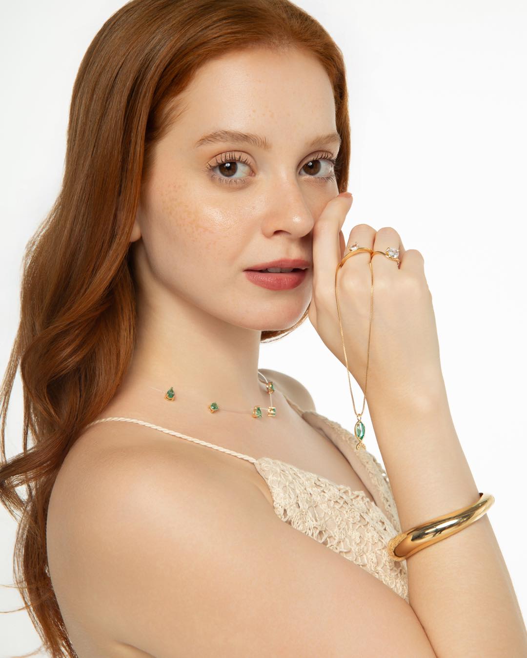 A coleção Santorini traduz a leveza do verão em peças delicadas que lembram os tons do mar. Com tons azul esverdeados e detalhes que remetem às águas cristalinas, as peças trazem frescor para fechar a temporada de verão. #luacessorios #colecaosantorini #novacolecao #semijoiasatacado #acessoriosfemininos