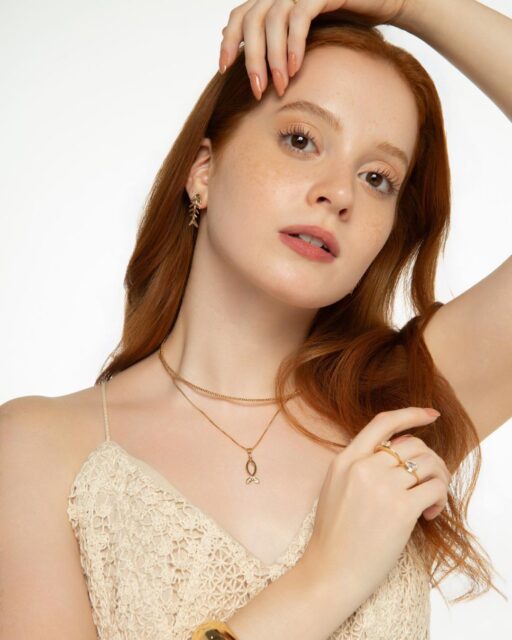 Peixes e detalhes inspirados no oceano aparecem em composições leves, trazendo um toque luminoso único da coleção Santorini. #luacessorios #colecaosantorini #novacolecao #semijoiasatacado #acessoriosfemininos