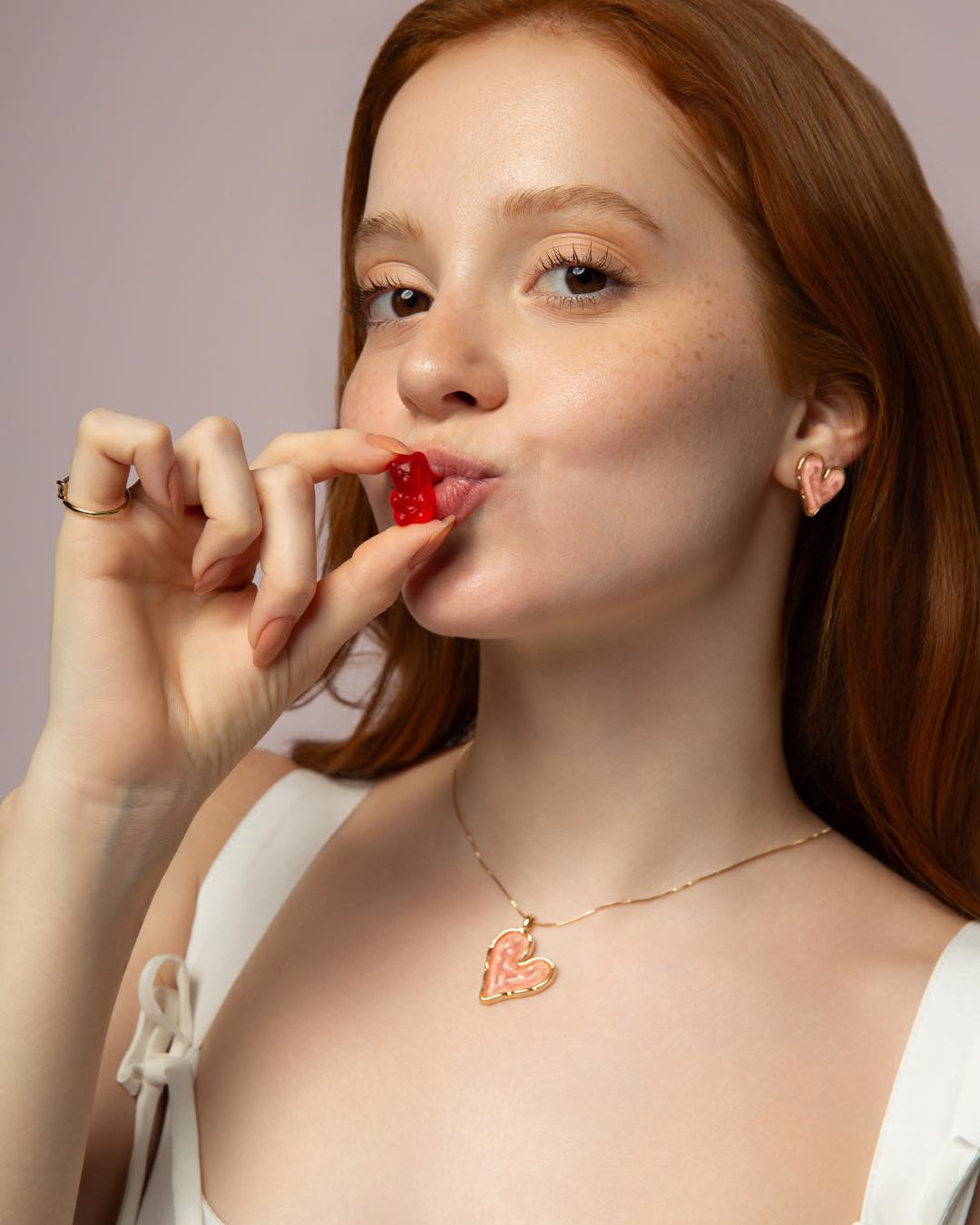 A Coleção Petit traz o brilho polido dos corações rosa resina, perfeitos para composições delicadas. #luacessorios #colecaopetit #novacolecao #semijoiasatacado #acessoriosfemininos