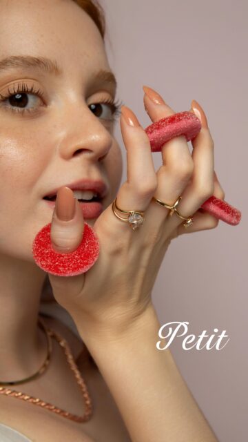 Coleção #Petit marca o início de um novo capítulo. A linha Petit é delicada e cheia de charme, suas peças são compostas de zircônias coloridas em tons pastéis que iluminam na medida certa.
Uma coleção pensada para encantar, combinar e acompanhar todos os momentos. #luacessorios #colecaopetit #novacolecao #semijoiasatacado acessoriosfemininos