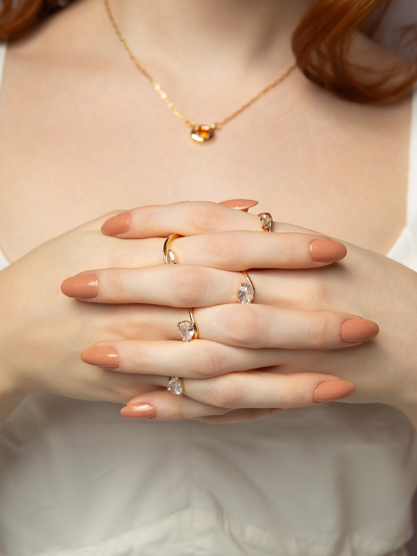 Na Petit, as zircônias trazem brilho suave e nesses anéis orgânicos é possível composições leves, femininas e fáceis de usar no dia a dia. #luacessorios #colecaopetit #novacolecao #semijoiasatacado #acessoriosfemininos