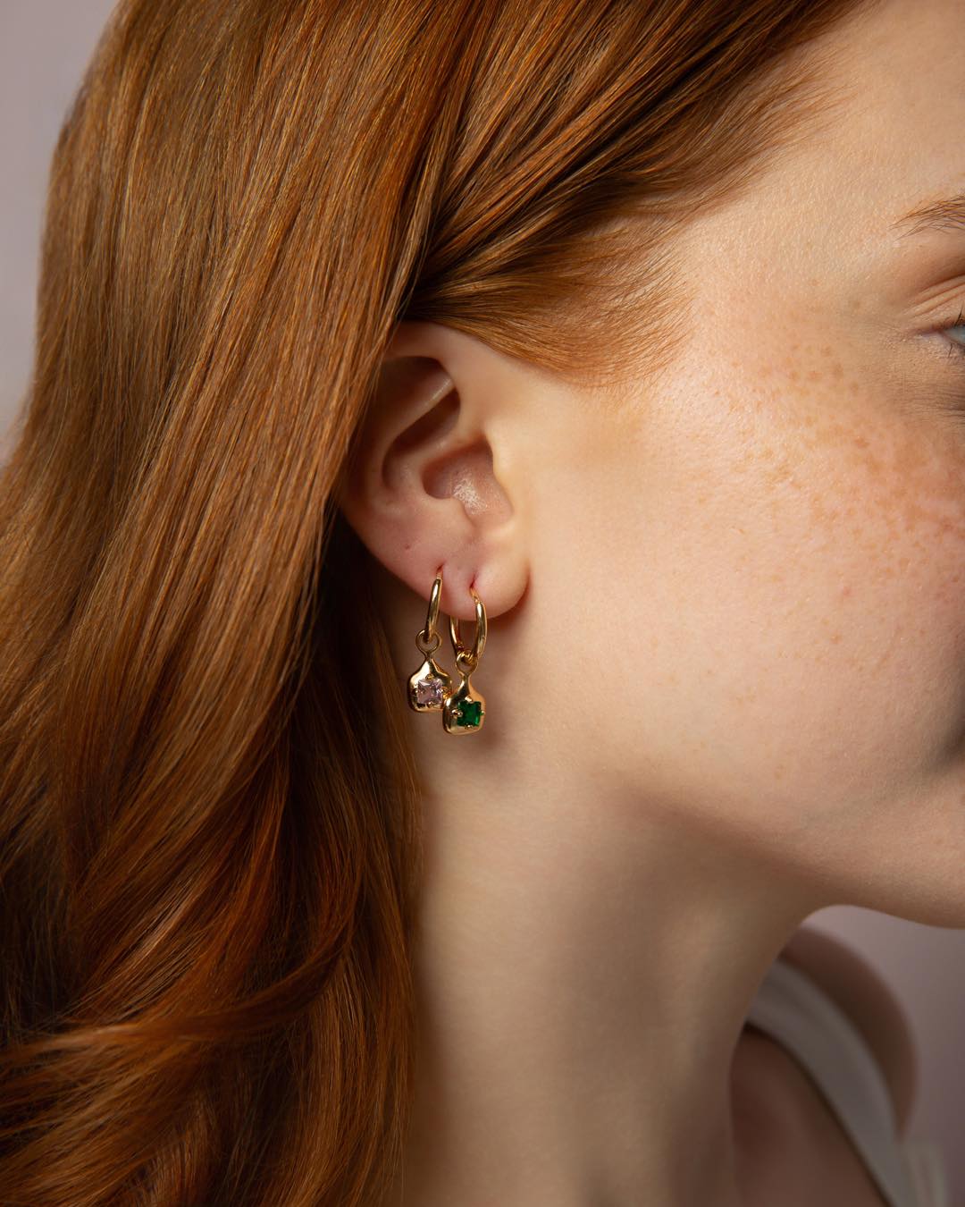 Para fechar a nossa Coleção Petit com chave de ouro. Esses brincos que são pura poesia.  #luacessórios #coleçãopetit #brincos #delicadeza #joias