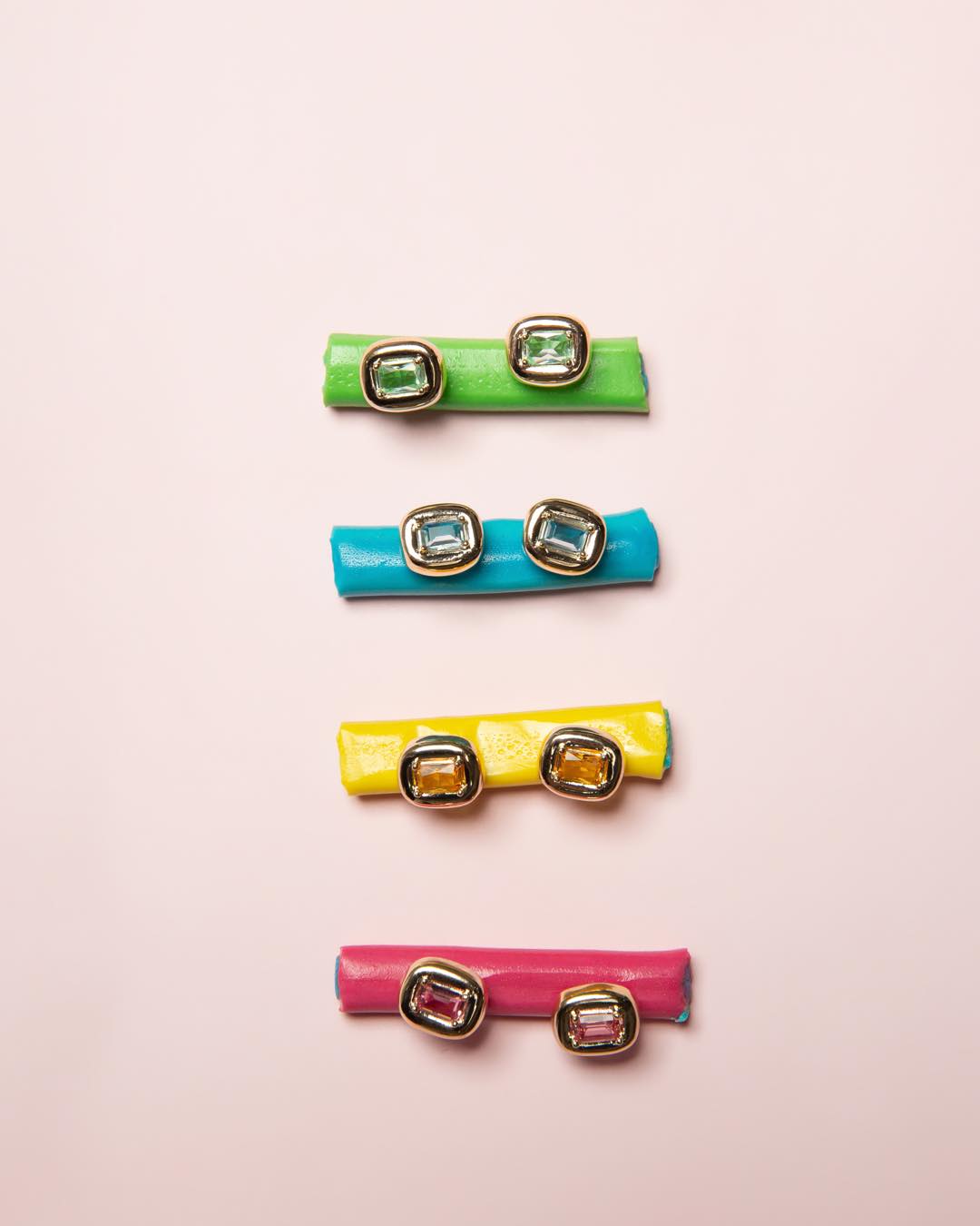 Um doce de coleção! 🍬✨
Cada par dos nossos novos brincos da coleção Petit tem a cor da zircônia perfeitamente coordenada com o sabor do fini. Uma combinação irresistível e super colorida.
Qual desses combina mais com o seu estilo? 👇 #joias #brincos #fini #zircônia #tendência