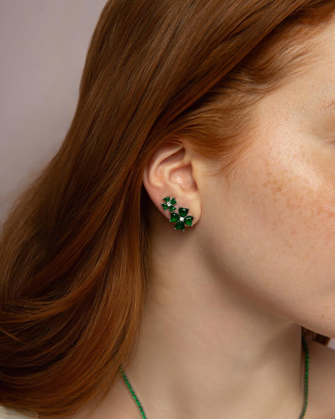 Delicado, mas nada básico.
Os tons de verde trazem frescor e sofisticação na medida certa. #luacessorios #colecaopetit #novacolecao #semijoiasatacado #acessoriosfemininos