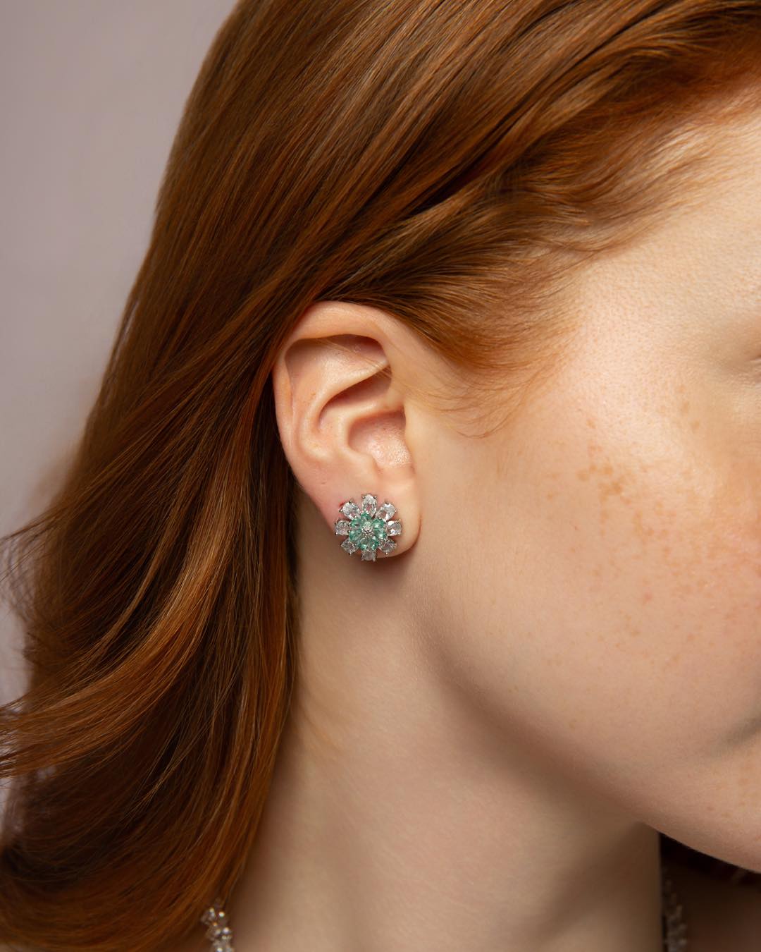 Nosso brinco de flor em zircônia da Coleção Petit traz um toque encantador ao seu visual. O centro em zircônia dá o brilho perfeito para o brinco. #joias #brincos #coleçãopetit #flor #zircônia