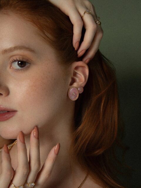 Formas que fogem do óbvio.
Na coleção Recall, o translúcido rosado ganha destaque em uma peça que mistura textura, brilho e design em uma composição única.  #luacessorios #colecaorecall #novacolecao #semijoiasatacado #designautoral