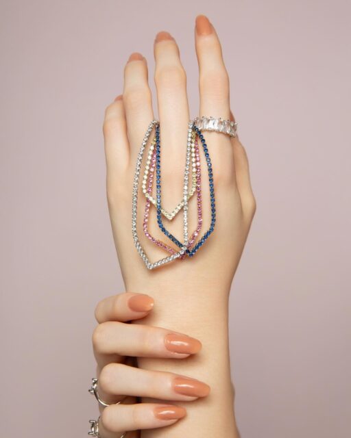 COLORFUL 
Zircônias em tons suaves de rosa, azul e citrino encontram a geometria moderna das rivieras em V na Coleção Petit. Uma explosão de brilho, pensada para misturar e criar camadas.  #luacessorios #colecaopetit #mixdecolares #semijoiascomzirconia #tendenciasemijoias