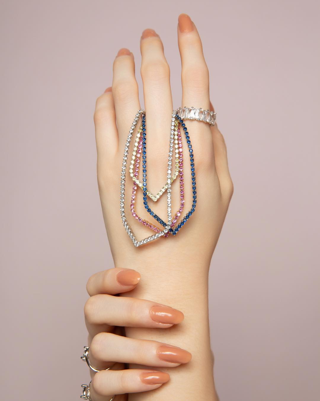 COLORFUL 
Zircônias em tons suaves de rosa, azul e citrino encontram a geometria moderna das rivieras em V na Coleção Petit. Uma explosão de brilho, pensada para misturar e criar camadas.  #luacessorios #colecaopetit #mixdecolares #semijoiascomzirconia #tendenciasemijoias