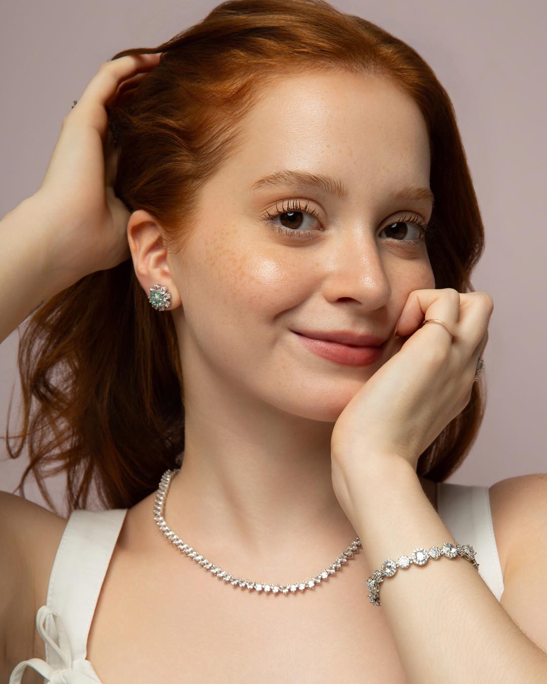 A composição perfeita existe ✨
Brilho na medida certa, peças que se complementam! O resultado não podia ser nada menos que leve, elegante e impossível de passar despercebido.
Clique no link da BIO e fale com uma consultora! #luacessorios #colecaopetit #novacolecao #semijoiasatacado #acessoriosfemininos