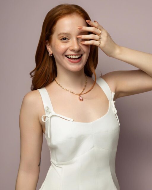 A elegância atemporal reinventada: nossa corrente dourada de elos abraça a suavidade de um pingente de gota rosa #joias #colar #editorial #artedeouro #luacessórios