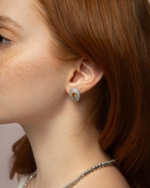 O brilho hipnotizante da cravação pavê.
Todo cravejado em microzircônias que emolduram a pedra central em tom âmbar, esse brinco é uma peça única para quem não abre mão de sofisticação.
Já conhecia essa técnica de cravação? Conta aqui pra gente! 👇 #luacessórios #brincopave #zirconia #joiasfinas #atacadojoiasdeluxo