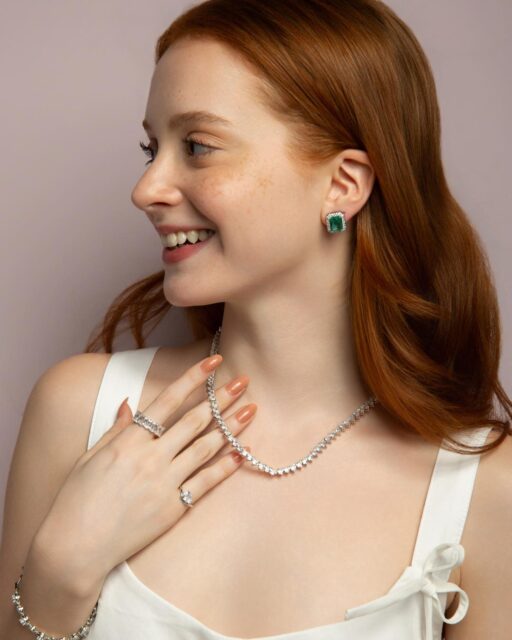 Riviera clássica, indispensável.
A coleção Petit inova ao misturar o brilho de peças clássicas com um toque de modernidade. #luacessorios #colecaopetit #novacolecao #semijoiasatacado #acessoriosfemininos