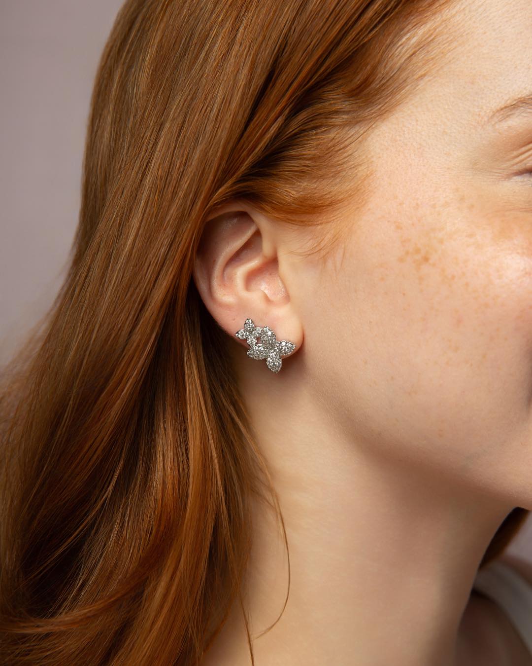 A flor em zircônias é perfeita para composições elegantes no dia a dia. Aposte! #luacessorios #colecaopetit #novacolecao #semijoiasatacado #acessoriosfemininos