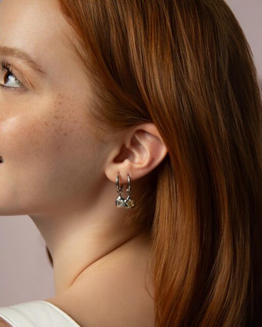 Nossos novos brincos de argola trazem pingentes de zircônia em diferentes tons: um toque de luz transparente e o calor suave da pedra citrino. #brincos #argolas #zircônia #joiasdelicadas #luacessórios