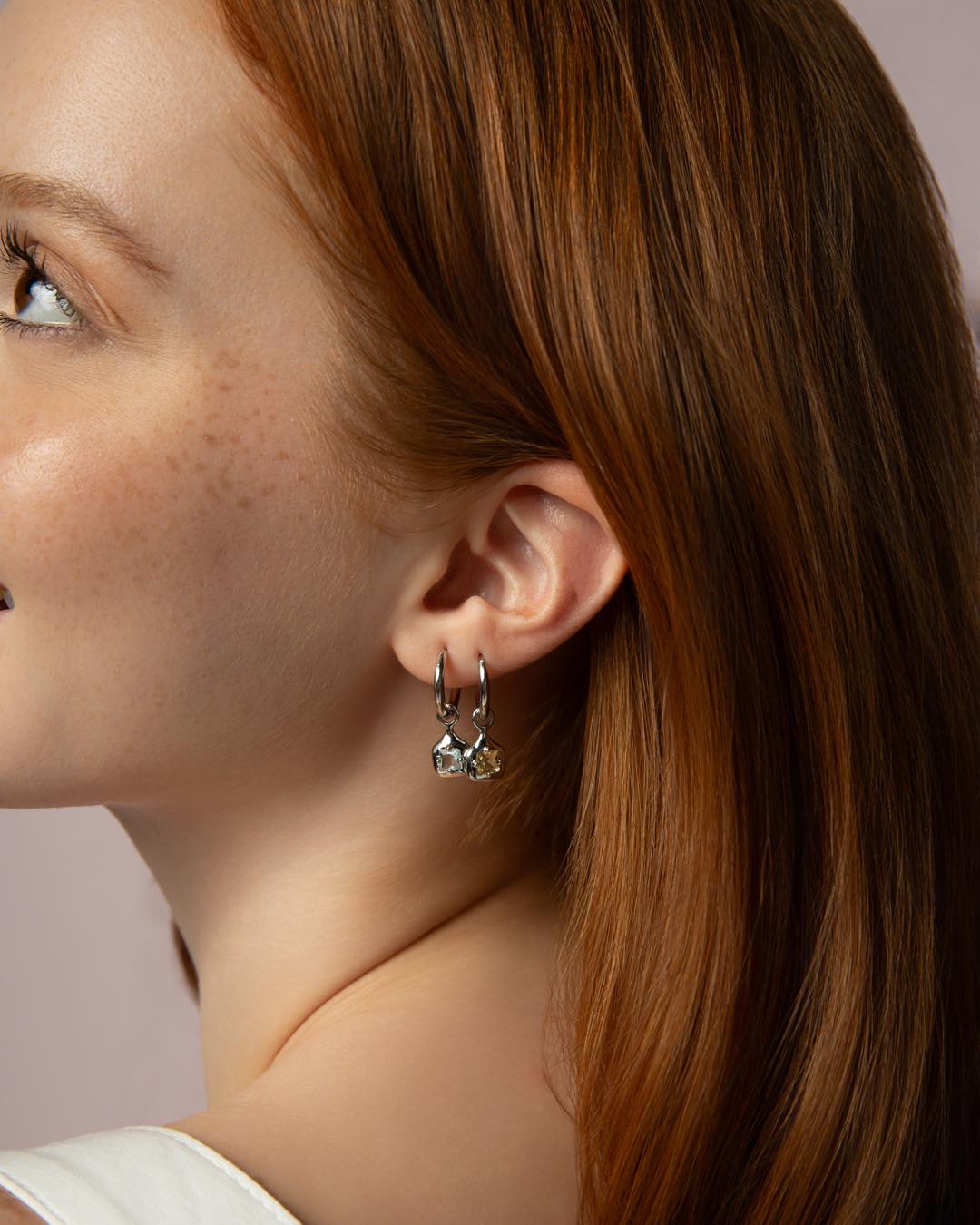 Nossos novos brincos de argola trazem pingentes de zircônia em diferentes tons: um toque de luz transparente e o calor suave da pedra citrino. #brincos #argolas #zircônia #joiasdelicadas #luacessórios