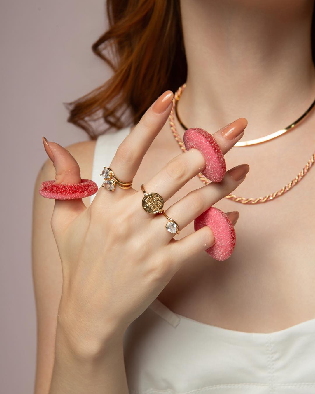 Mix de anéis dourados finos, zircônias e... anéis de goma de açúcar! 🤭 #joiasdivertidas #mixdeaneis #joiasdouradas #estilopessoal #luacessórios