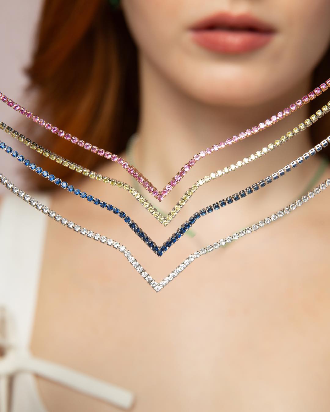 Na Coleção Petit, o formato em V das rivieras cravejadas traz uma modernidade elegante para o visual.  #luacessorios #colecaopetit #novacolecao #semijoiasatacado #acessoriosfemininos