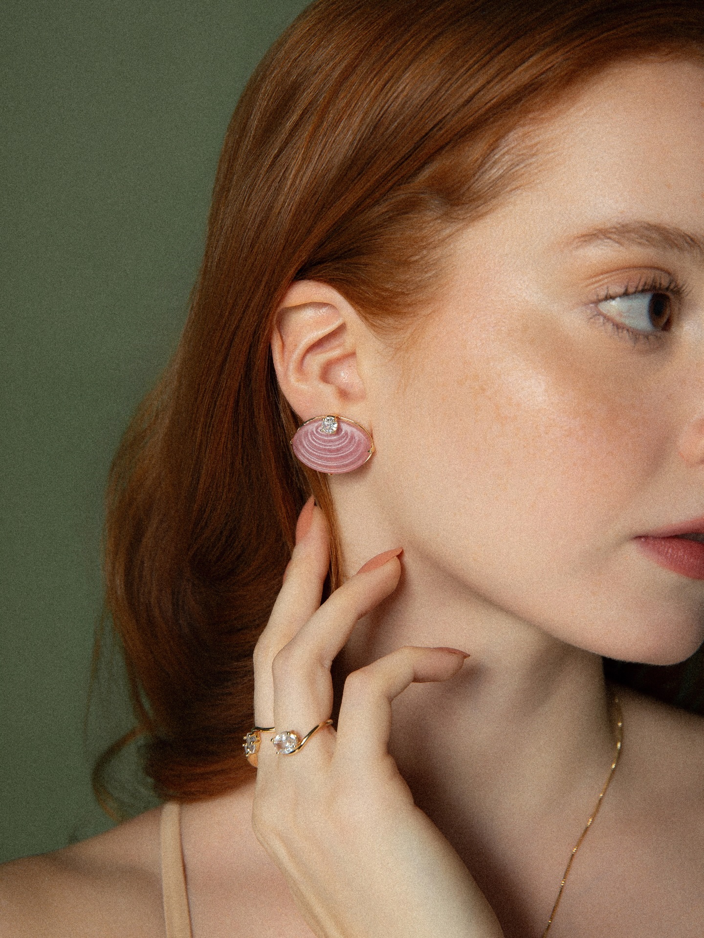 Brinco em resina com design em espiral, destaque da coleção Recall. Autoral e marcante. #luacessorios #colecaorecall #novacolecao #semijoiasatacado #designautoral