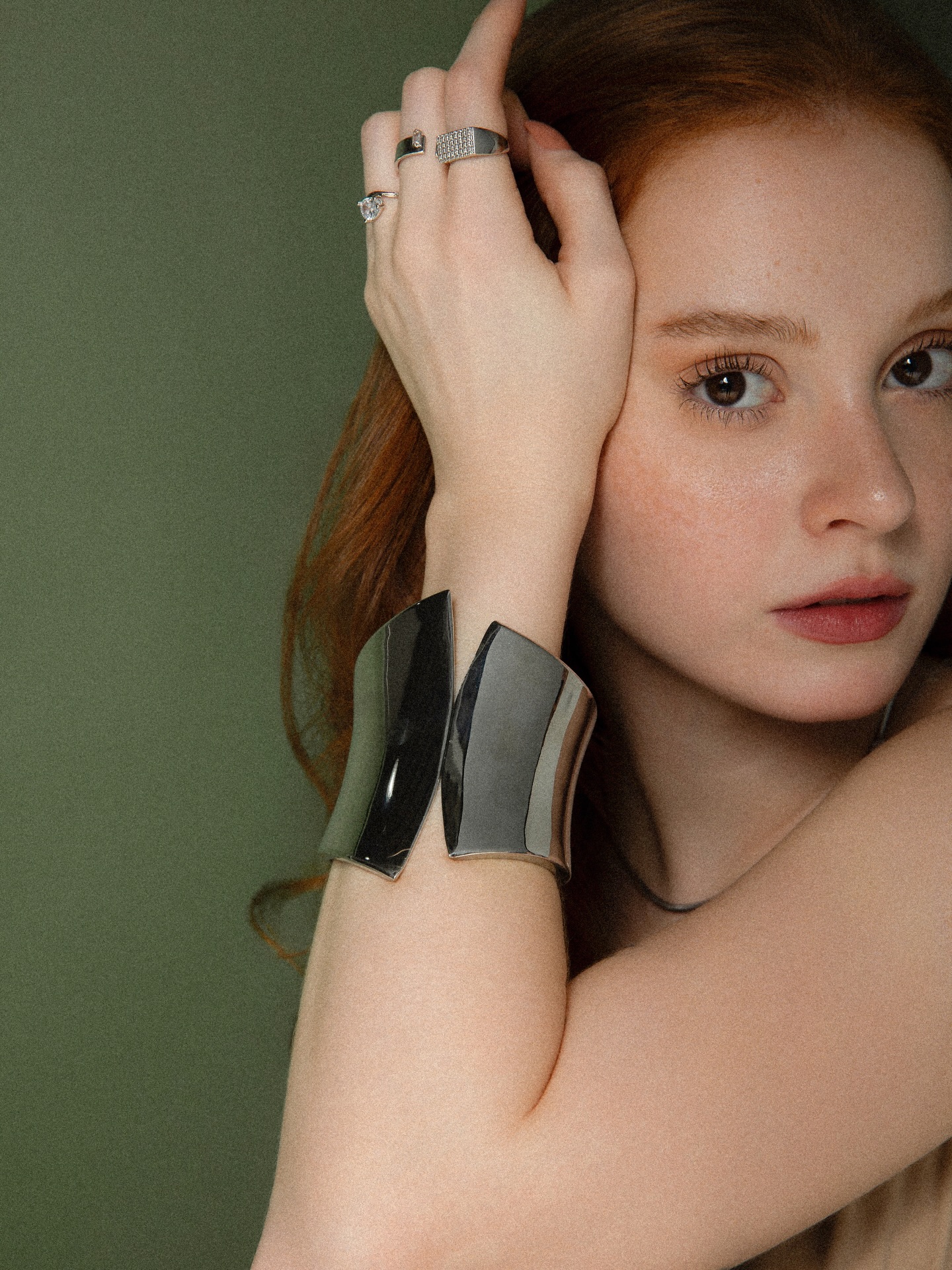 Bracelete maxi com design marcante, destaque da coleção Recall.
Aposte!  #luacessorios #colecaorecall #novacolecao #semijoiasatacado #designautoral