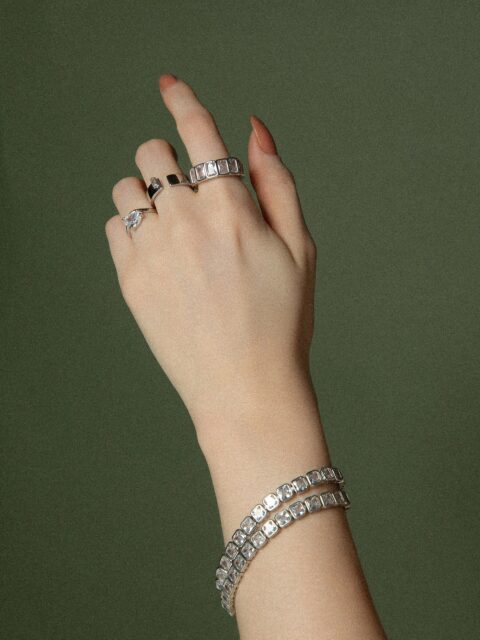 Mix de anéis e pulseiras com design moderno, destaque da coleção Recall. Combine e aposte. #luacessorios #colecaorecall #novacolecao #semijoiasatacado #designautoral