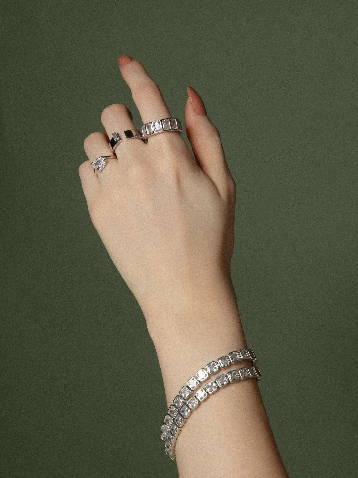 Mix de anéis e pulseiras com design moderno, destaque da coleção Recall. Combine e aposte. #luacessorios #colecaorecall #novacolecao #semijoiasatacado #designautoral