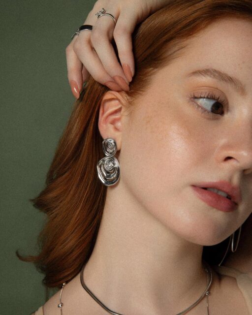 Fuja do óbvio com a Coleção Recall.
O brinco Recall une a estética retrô ao design contemporâneo, perfeito para quem busca identidade e sofisticação. 
Garanta essa peça marcante para o seu mostruário!  #luacessorios #semijoiasnoatacado #designorganico #revendasemijoias #brincosgrandes