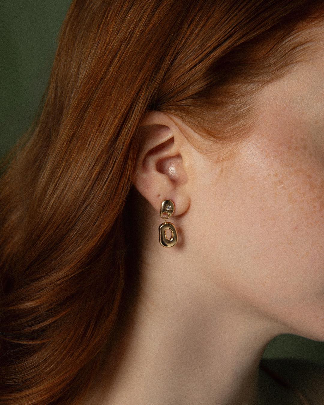 O movimento das formas orgânicas ganha vida nos brincos.
Encante suas clientes com a exclusividade da Coleção Recall. #luacessorios #designorganico #semijoiasatacado #brincodourado #acessoriosautorais