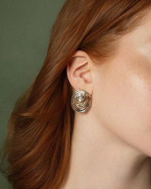 Os brincos espirais da coleção Recall hipnotizam pelo movimento e brilham pela delicadeza da zircônia. #luacessorios #brincosespiral #semijoiasnoatacado #designautoral #acessoriosfemininos
