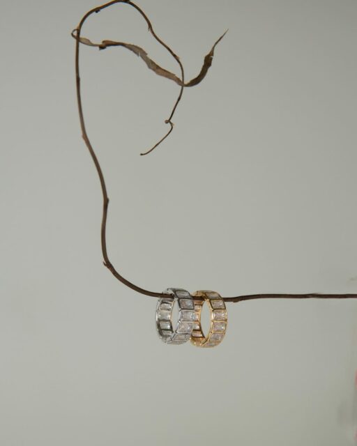 Mix de anéis em ródio e dourado com zircônias retangulares.
Contraste elegante que transforma a composição.  #luacessorios #colecaoform #novacolecao #semijoiasatacado